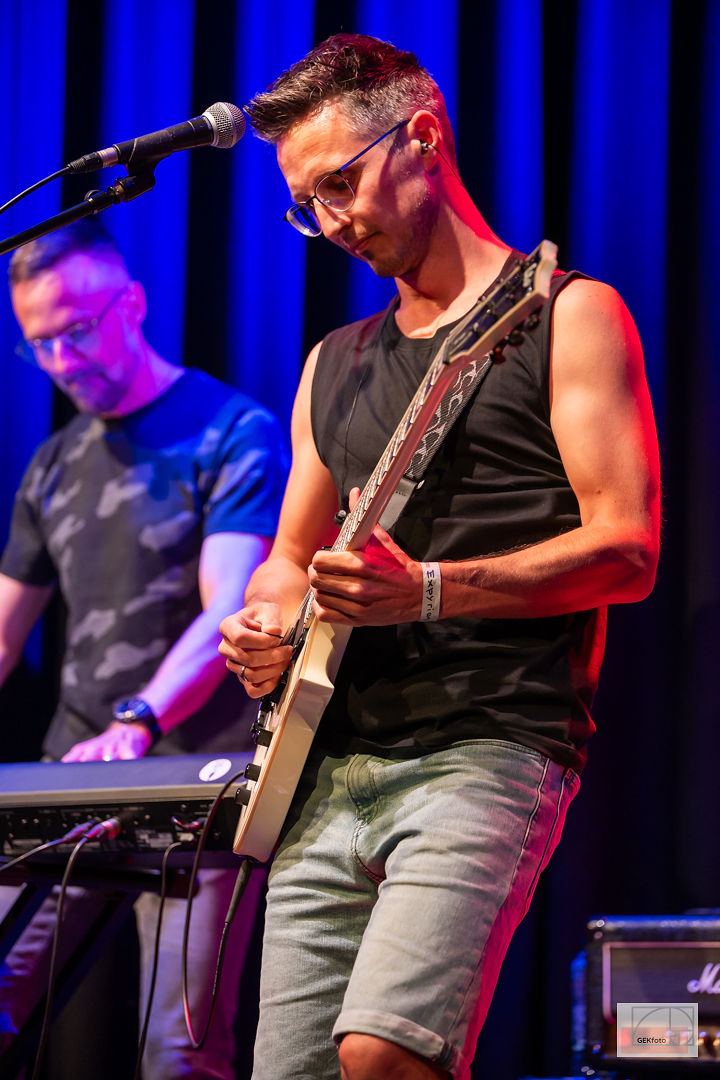 Gitarist en toetsenist van dichtbij tijdens hun optreden — foto: GEKfoto