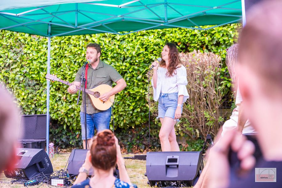 Akoestisch duo speelt onder de partytent voor bezoekers in de tuin — foto: GEKfoto