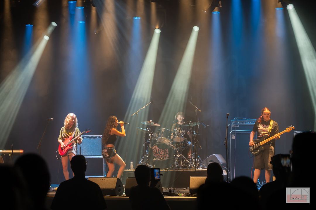 Band in koele blauwe spots en rook op het podium van De Zoete Inval — foto: GEKfoto